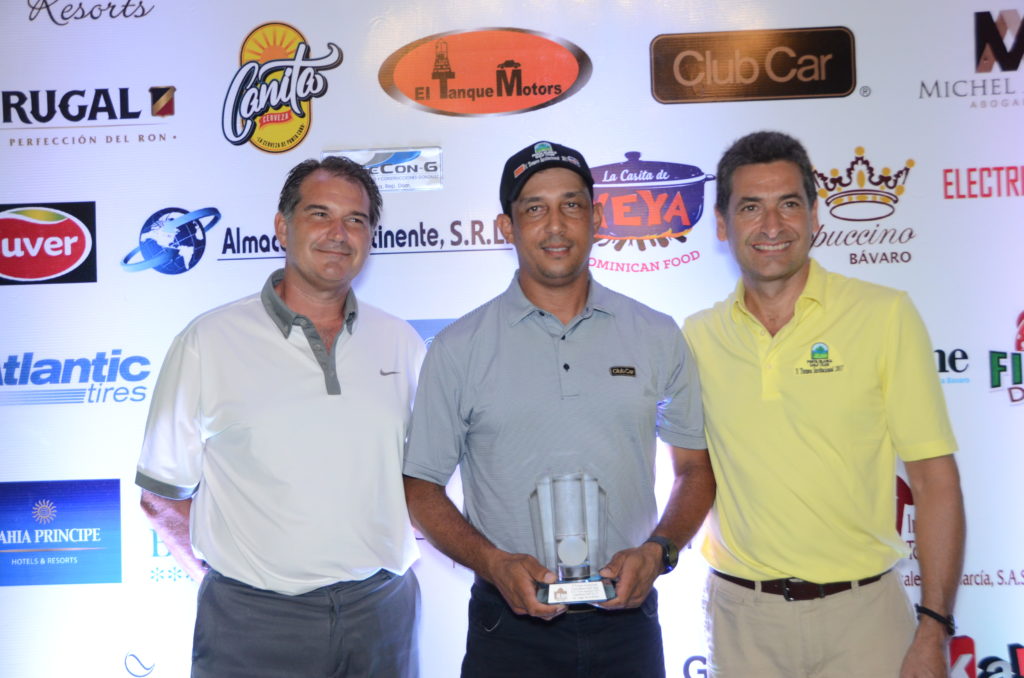 01.- Ganador.- Santiago Batle, César Rodriguez, Gran campeón Torneo de Golf Punta Blanca 2017, y Teddy García